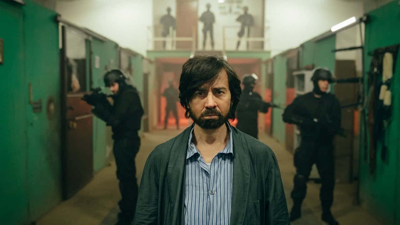 Кадр із серіалу Поганець (2022)