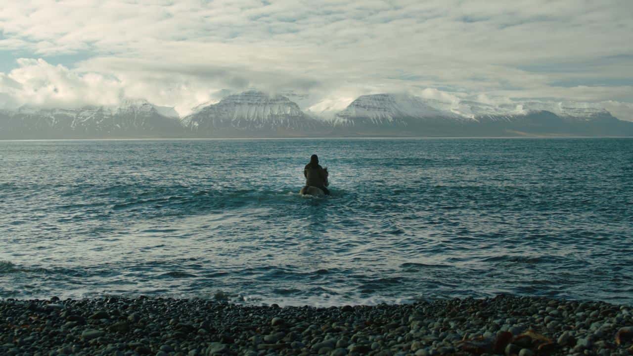 Кадр з фільму Коні та люди (2013)