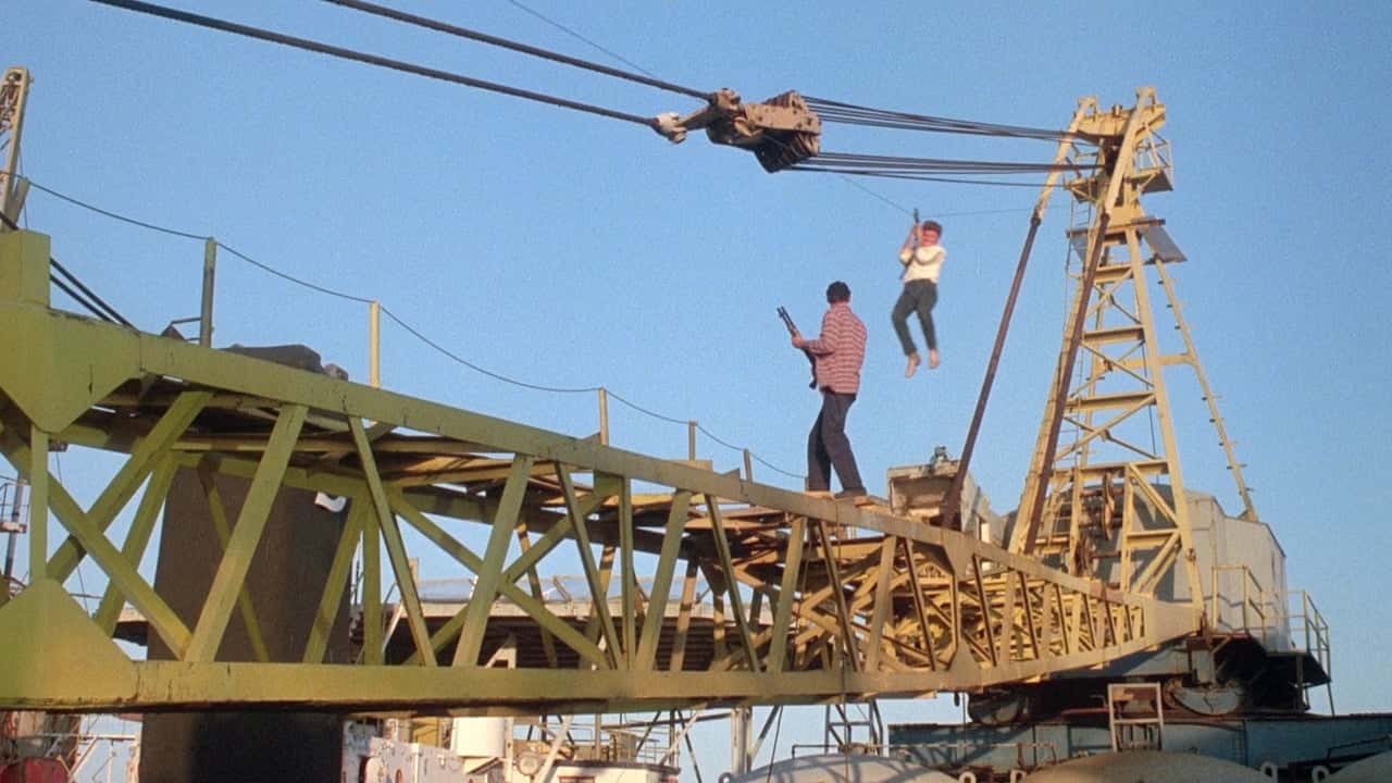 Кадр з фільму Караюча сила (1986)