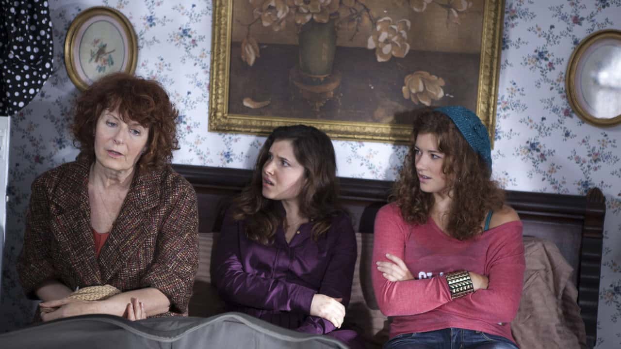 Кадр з фільму Сестри Марч святкують Різдво (2012)