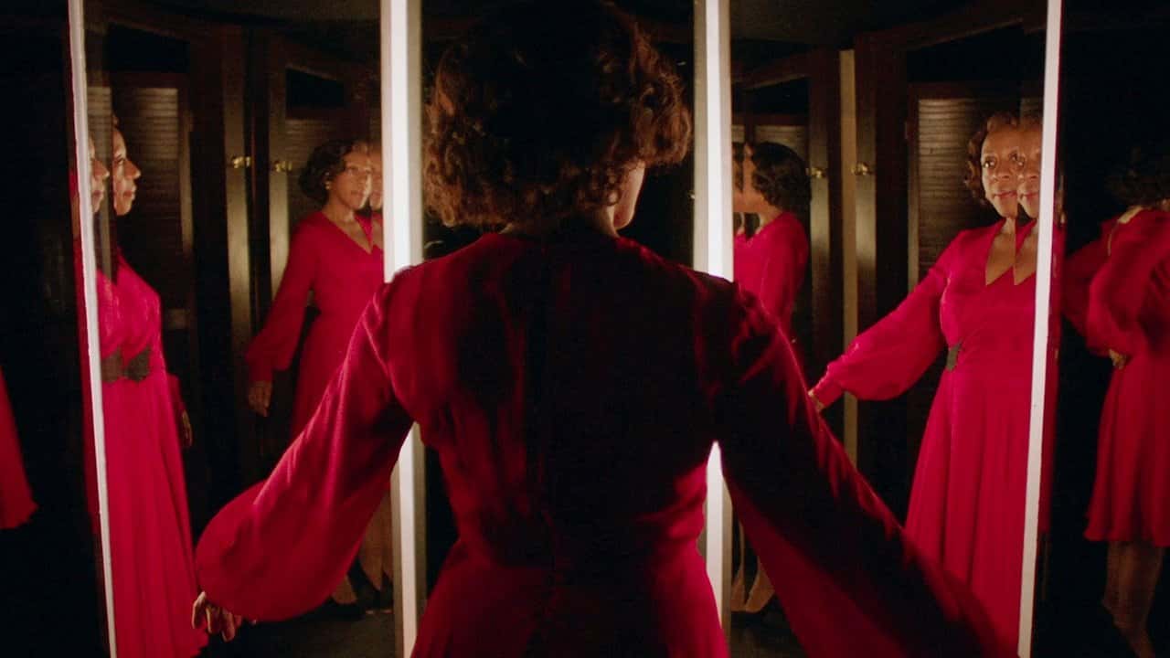 Кадр з фільму Маленька червона сукня (2018)