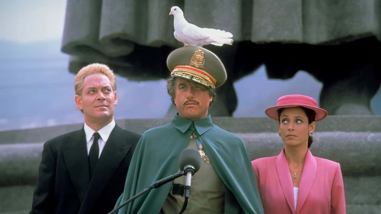 Кадр з фільму Місяць над Парадором (1988)
