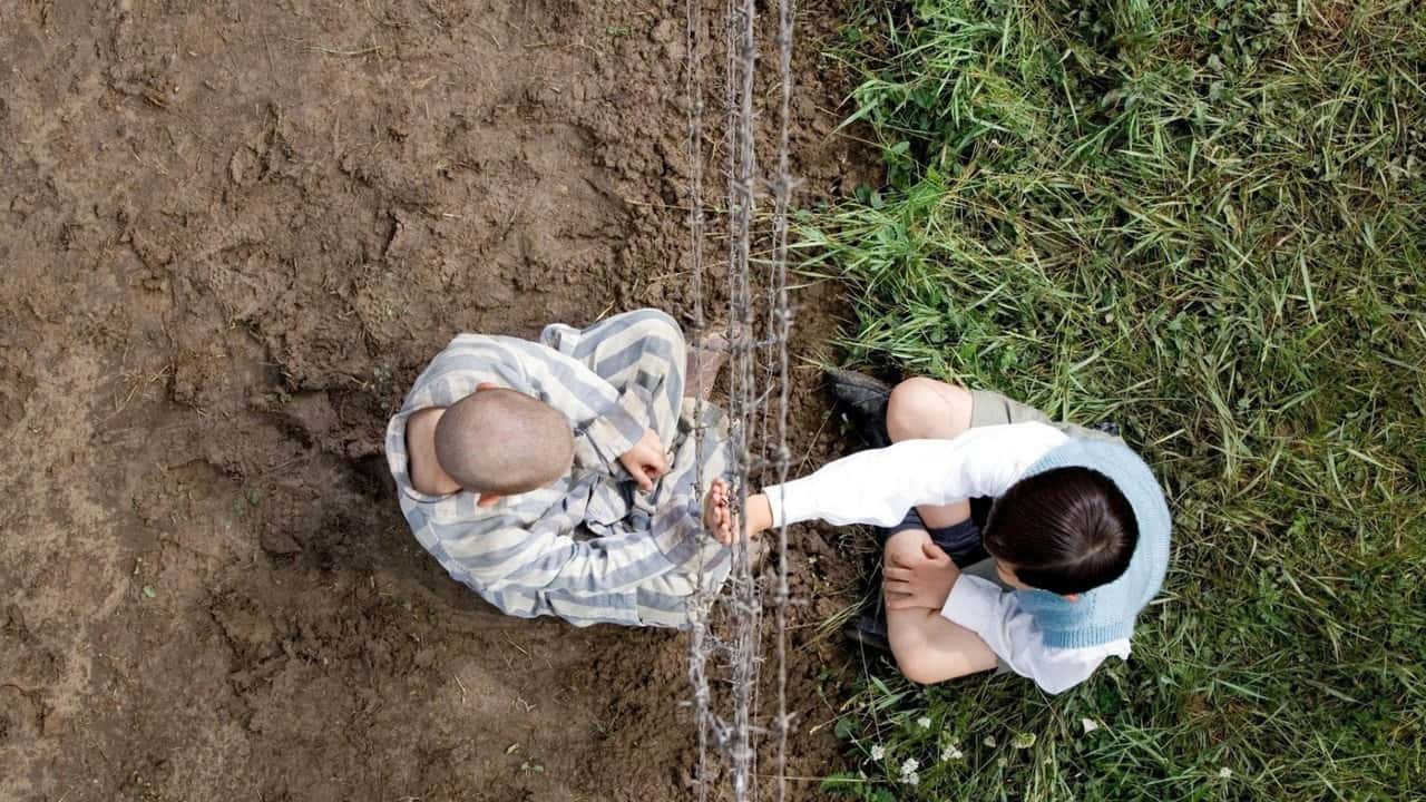 Кадр з фільму Хлопчик в смугастій піжамі (2008)