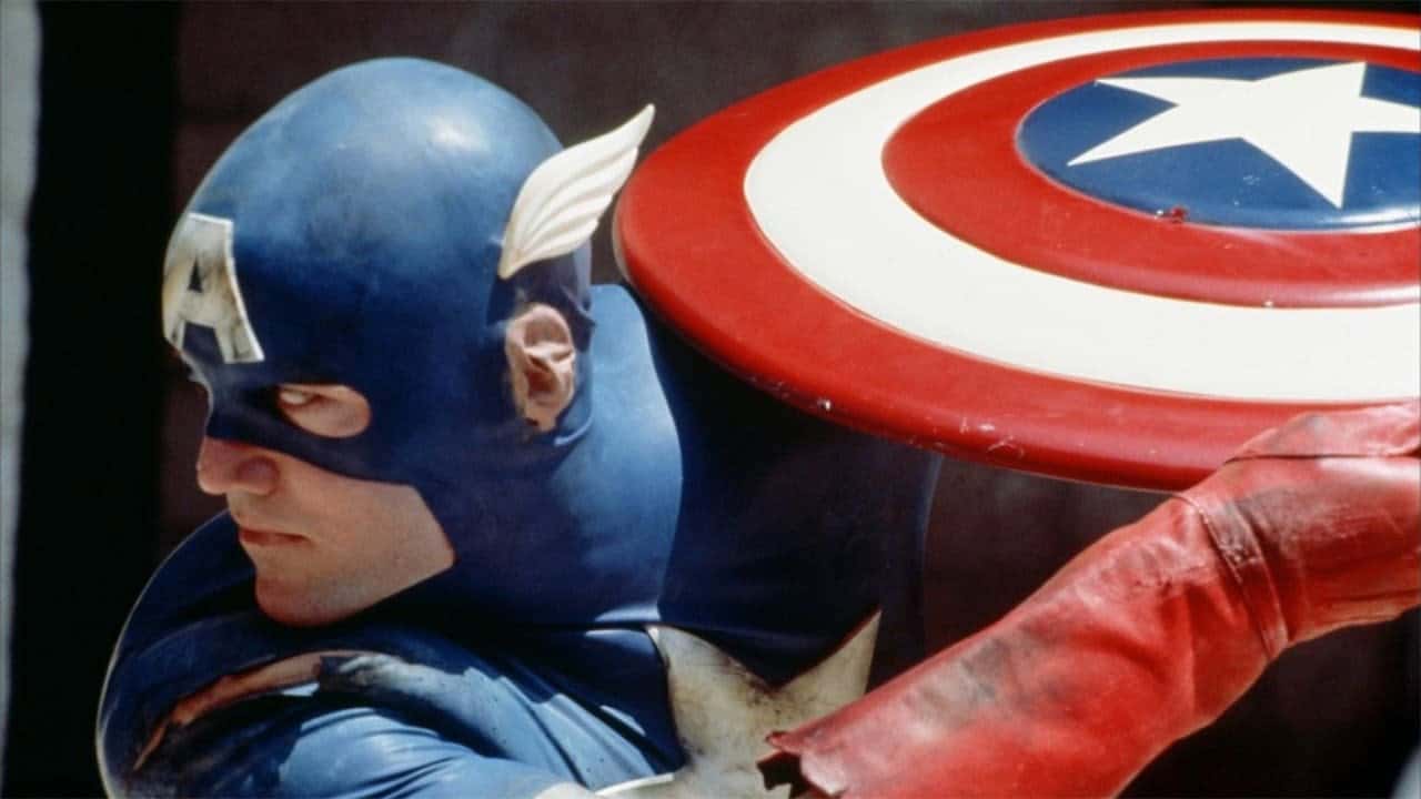 Кадр з фільму Капітан Америка (1990)