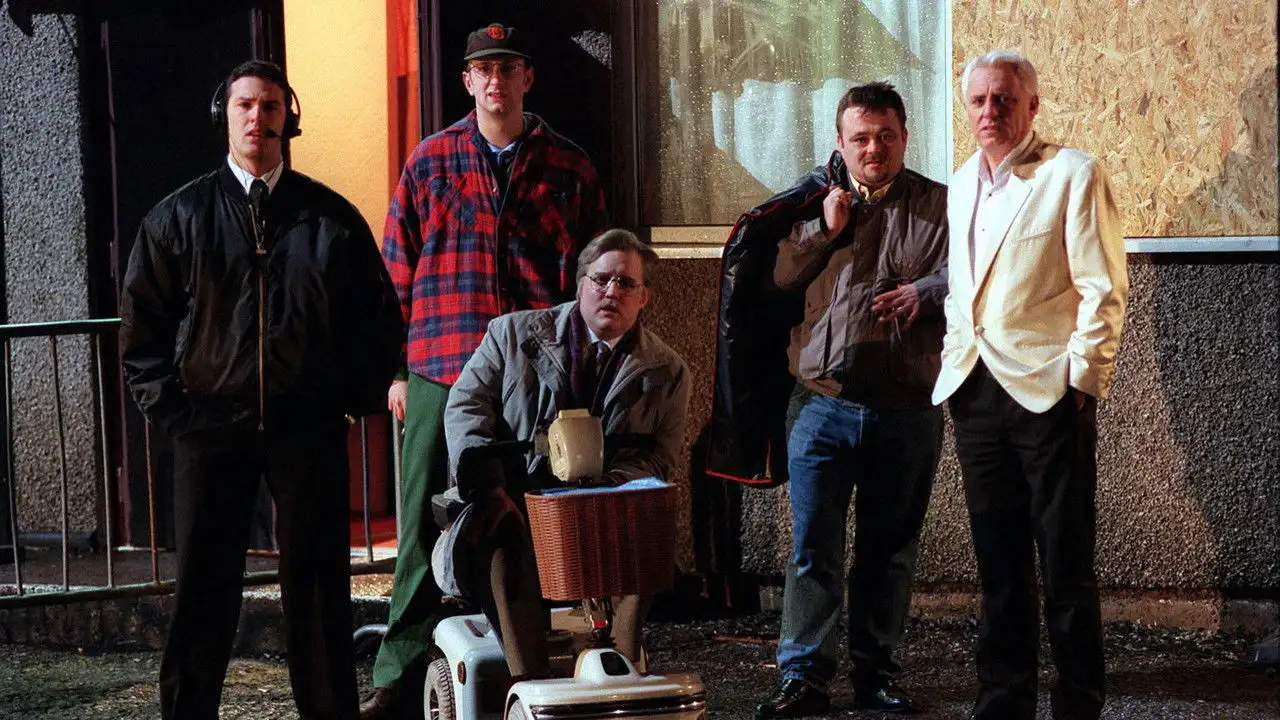 Кадр із серіалу Phoenix Nights (2001)