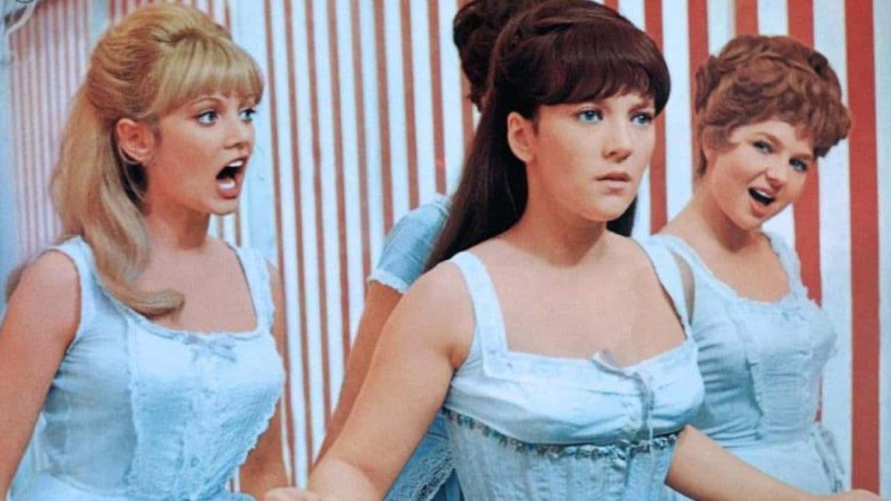 Кадр з фільму Half a Sixpence (1967)
