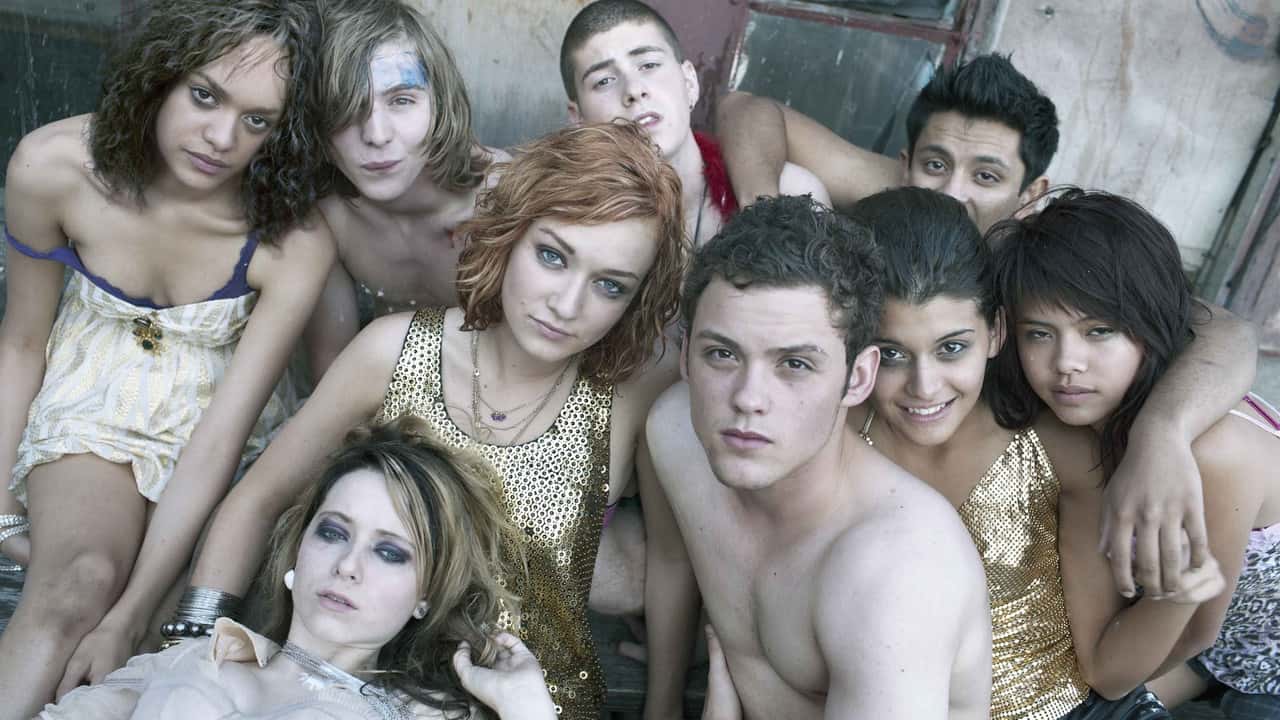Кадр із серіалу Скінс / Шмаркачі (2011)