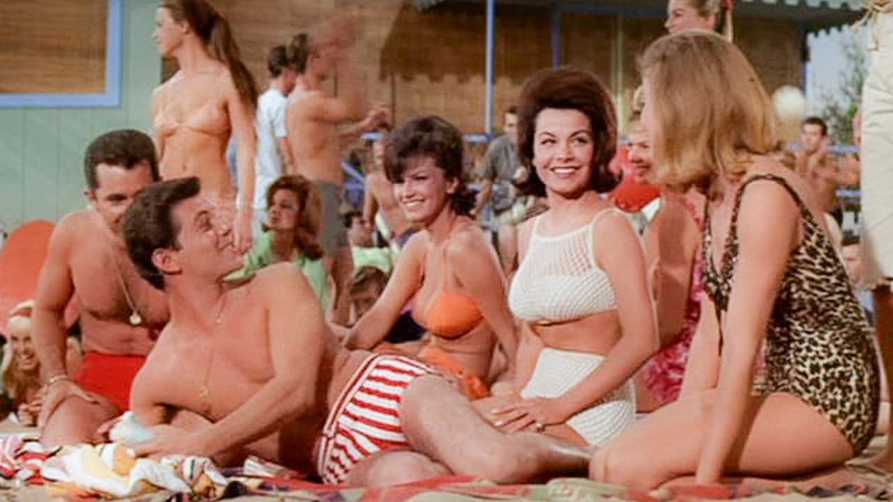 Кадр з фільму М'язи на пляжі (1964)