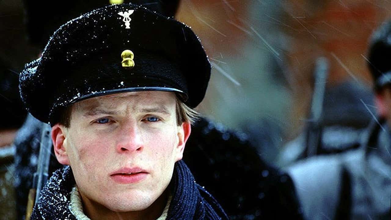 Кадр з фільму Імена в мармурі (2002)