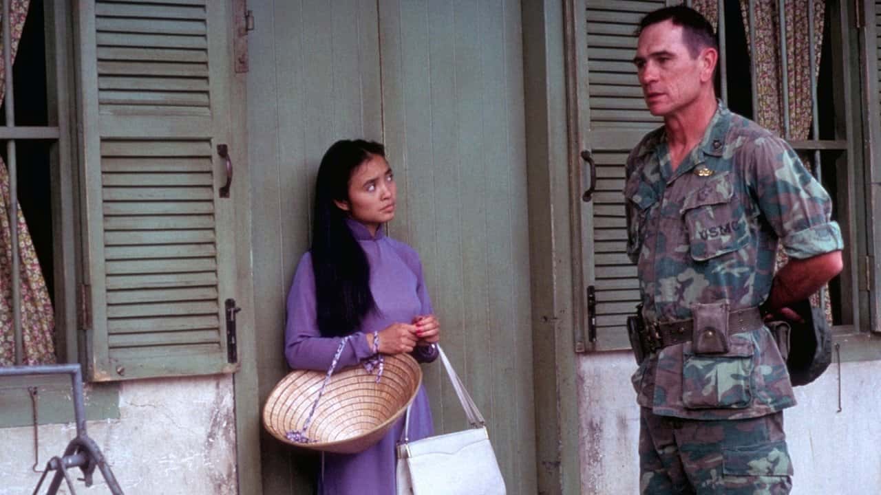 Кадр з фільму Небо і земля (1993)