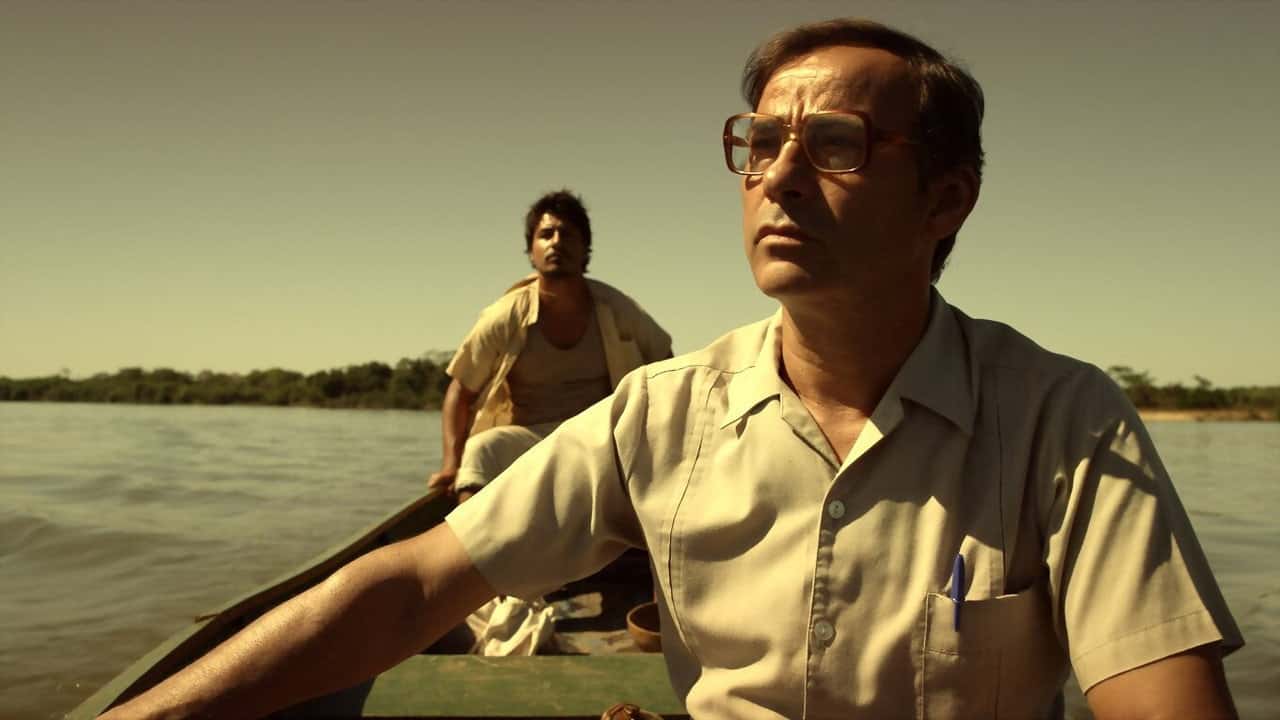 Кадр з фільму Босоніж по червоні землі (2014)