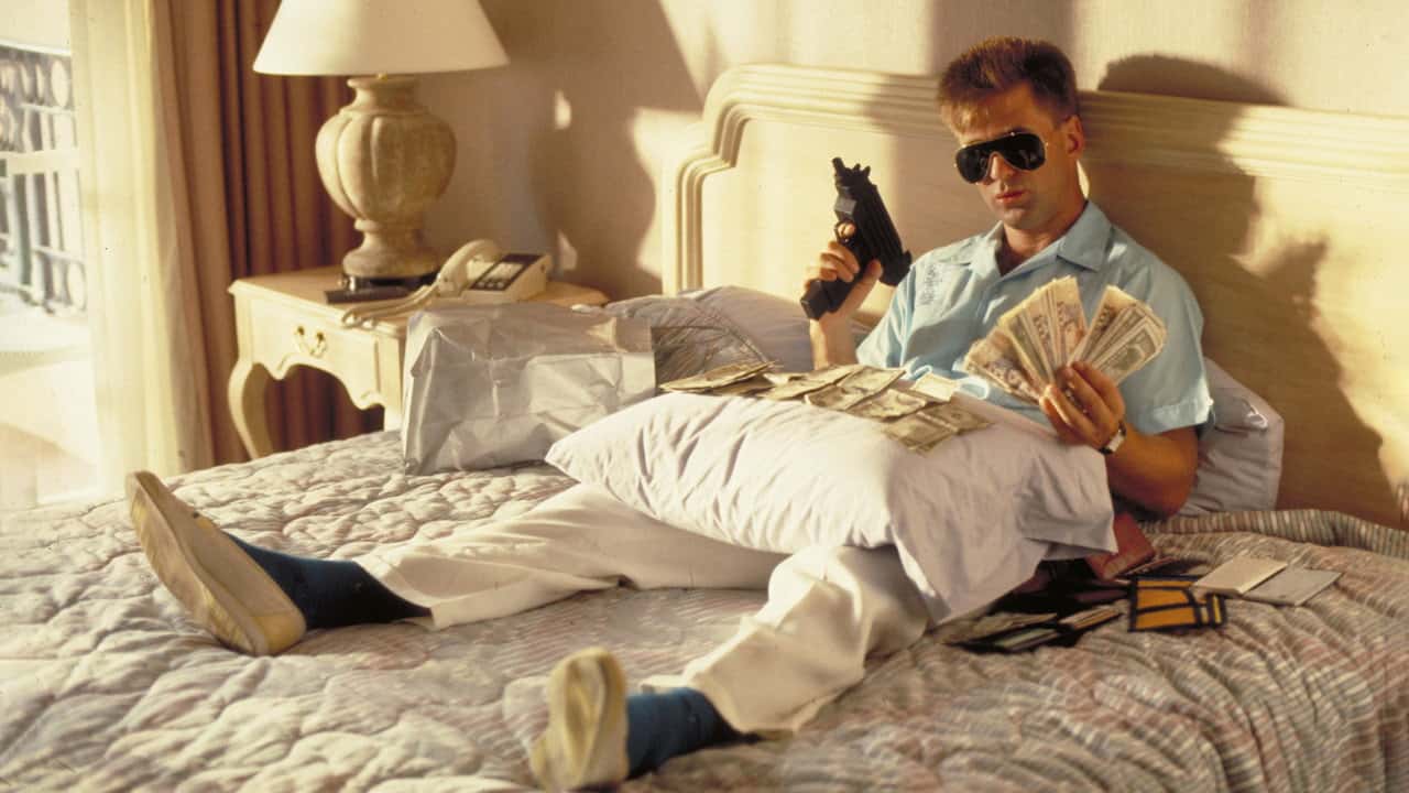 Кадр з фільму Маямі Блюз (1990)