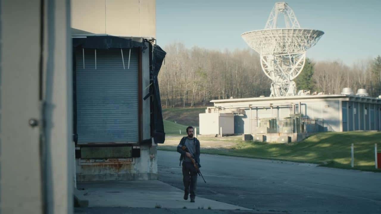 Кадр з фільму Падіння Землі (2021)