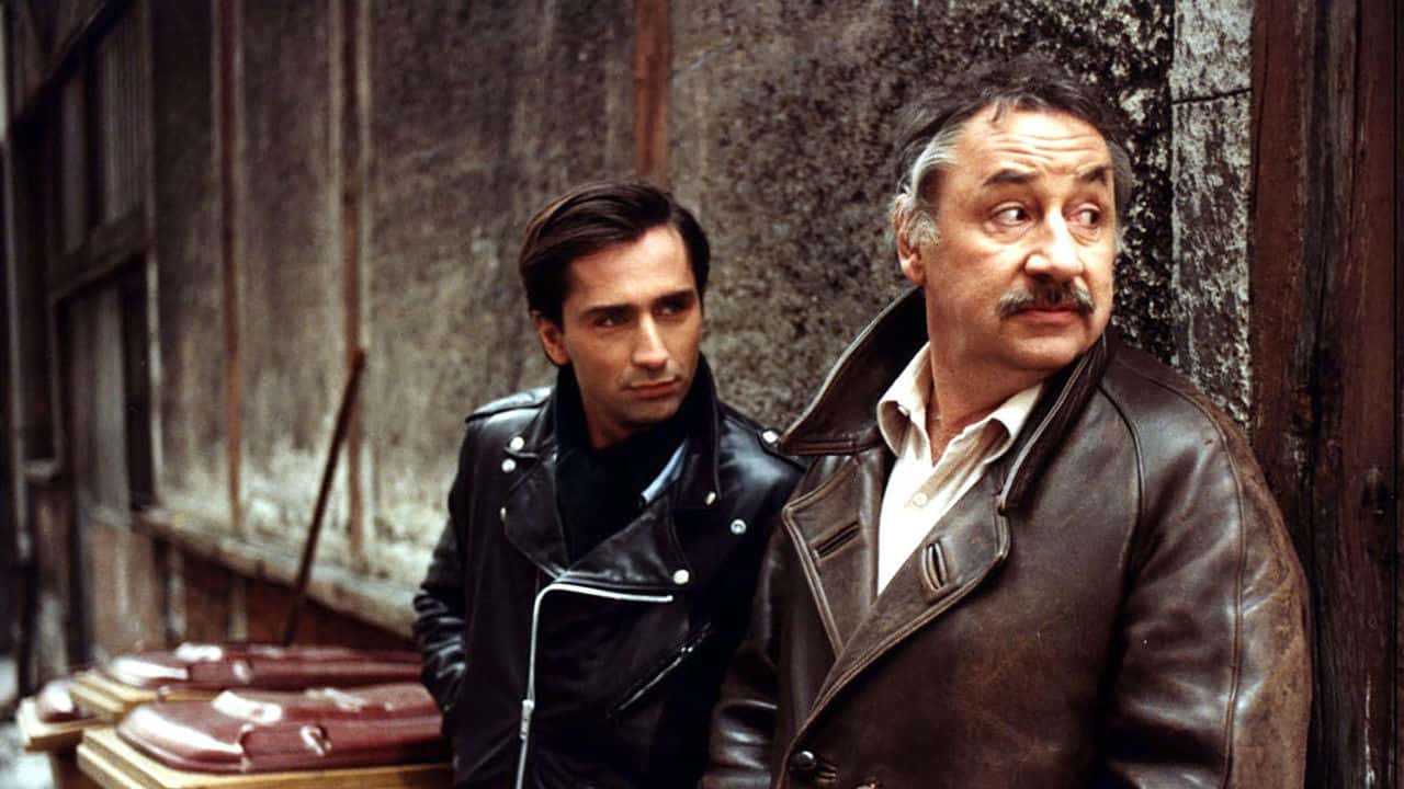 Кадр з фільму Відкрийте, поліція / Продажні (1984)