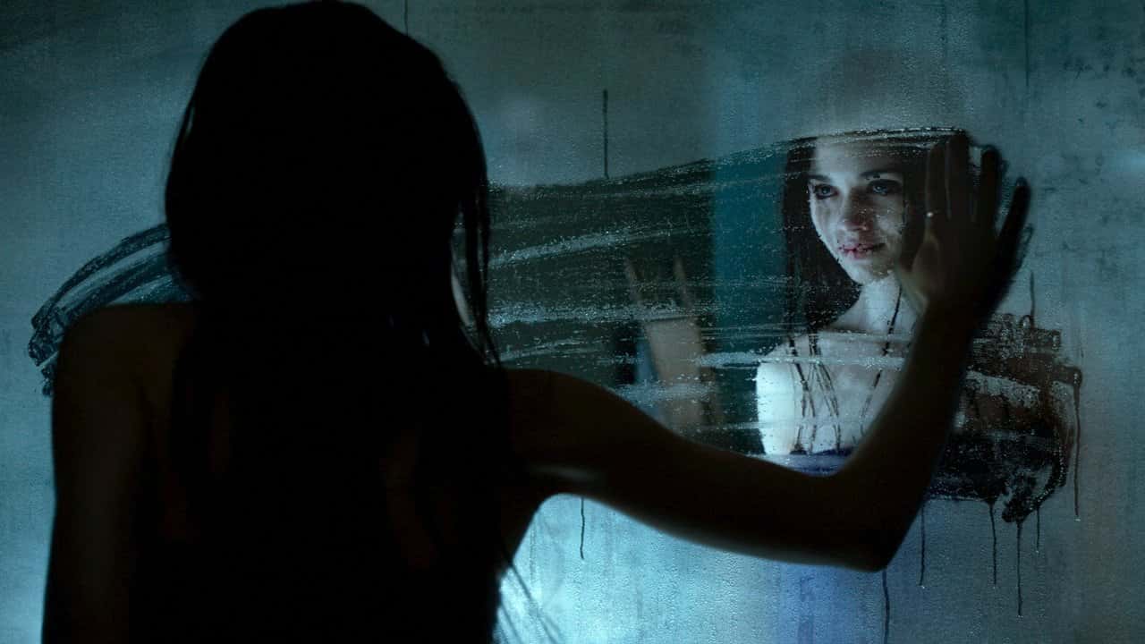 Кадр з фільму Темне дзеркало (2018)