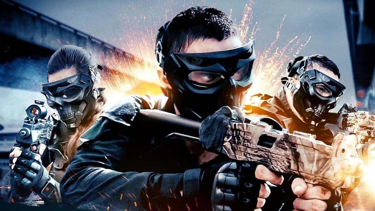 Кадр з фільму Неправильне місце, не той час (2021)