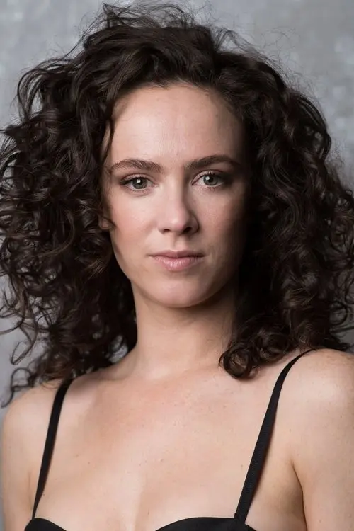 Фото Amy Manson