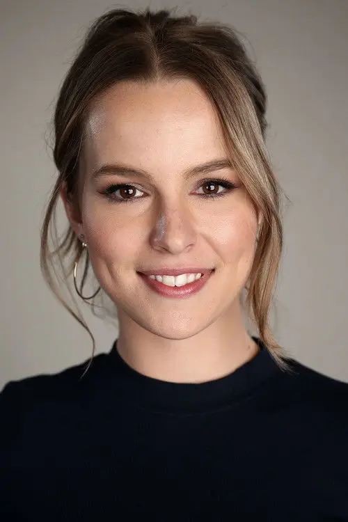 Фото Bridgit Mendler