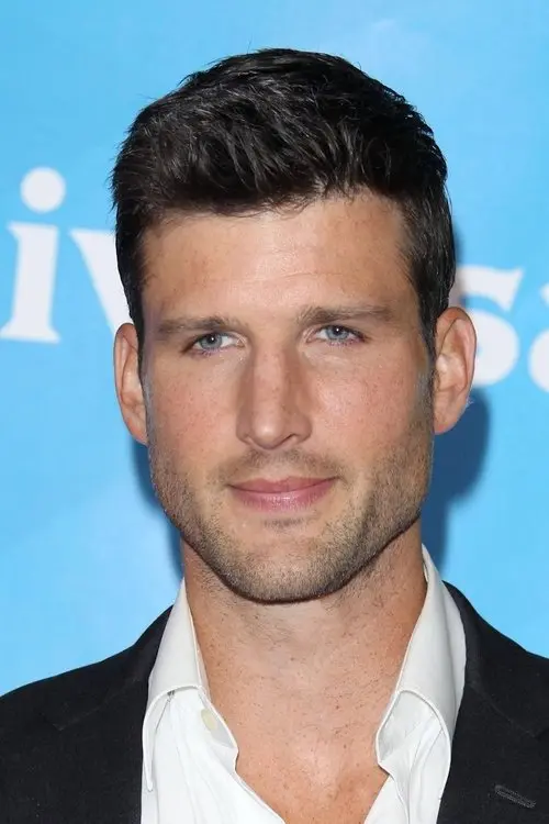 Фото Parker Young