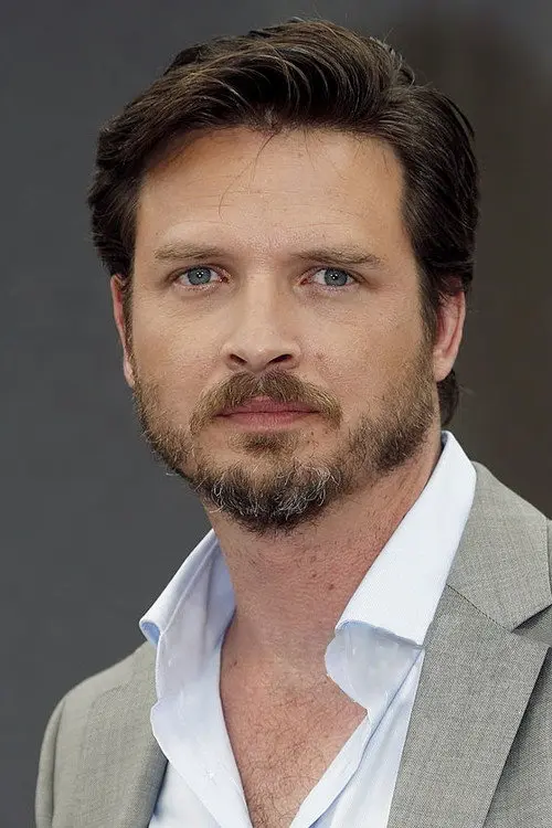Фото Aden Young