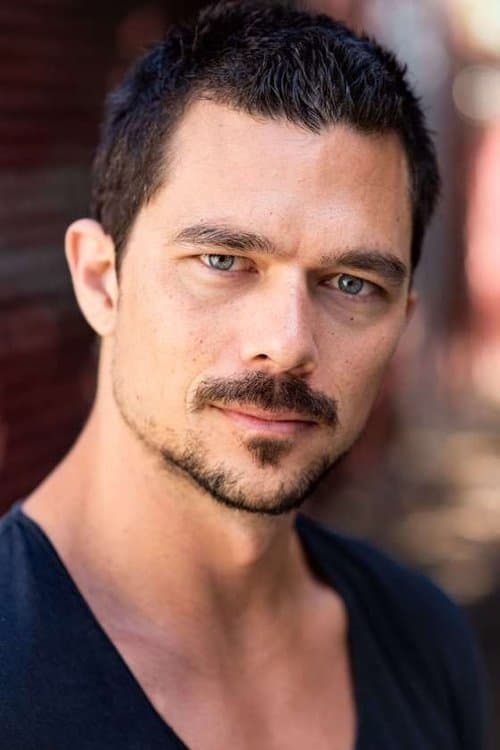 Фото Luke Arnold