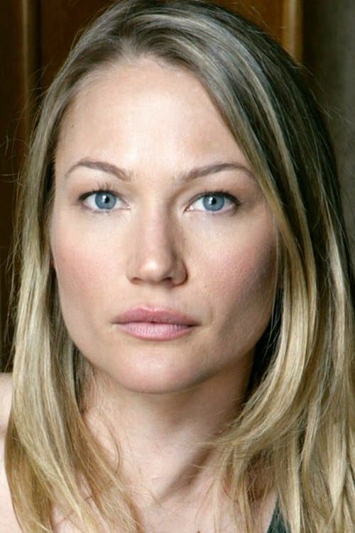 Фото Sarah Wynter