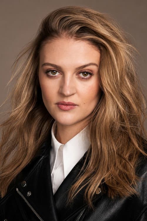 Lara Peake photo