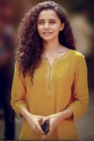 Athulya Chandra photo