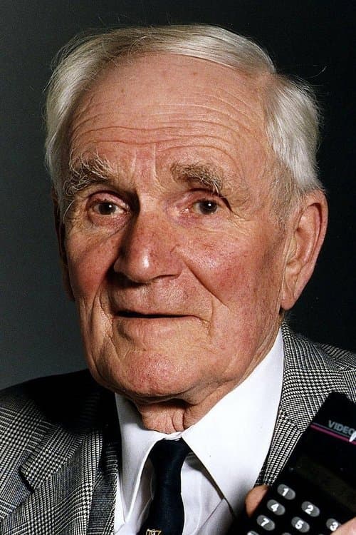 Фото Desmond Llewelyn
