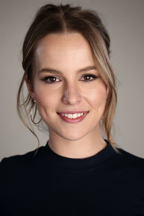 Фото Bridgit Mendler