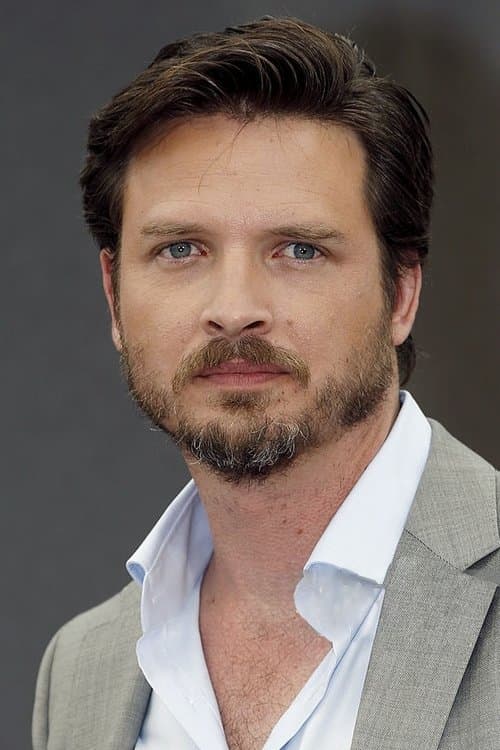 Фото Aden Young