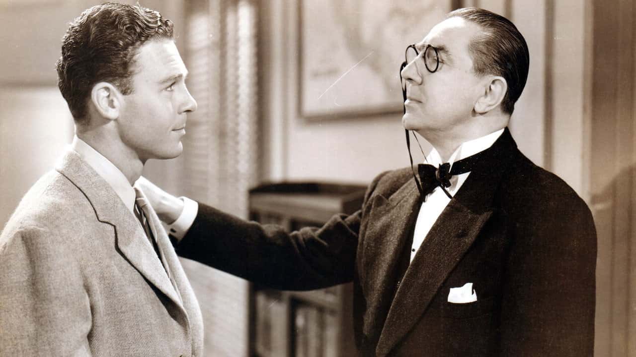 Кадр з фільму Оповитий зеленню опівночі (1942)