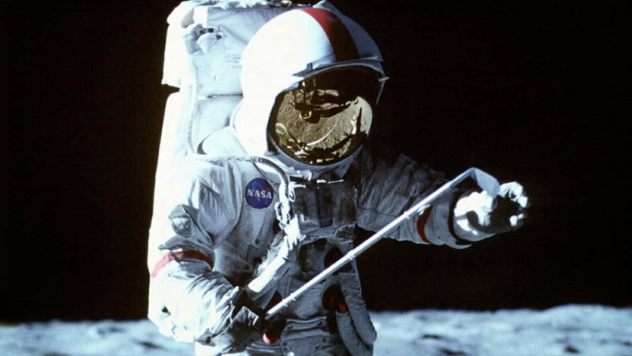 Кадр із серіалу Із Землі на Місяць (1998)