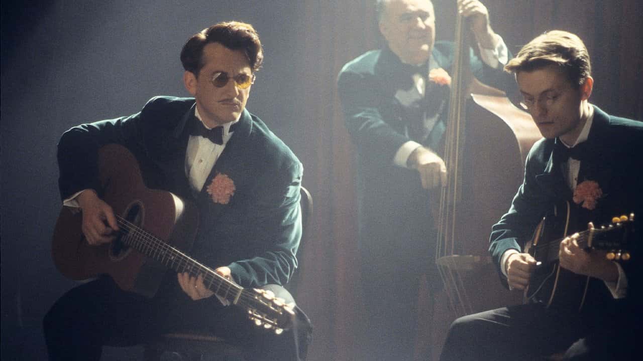 Кадр з фільму Солодкий і бридкий (1999)