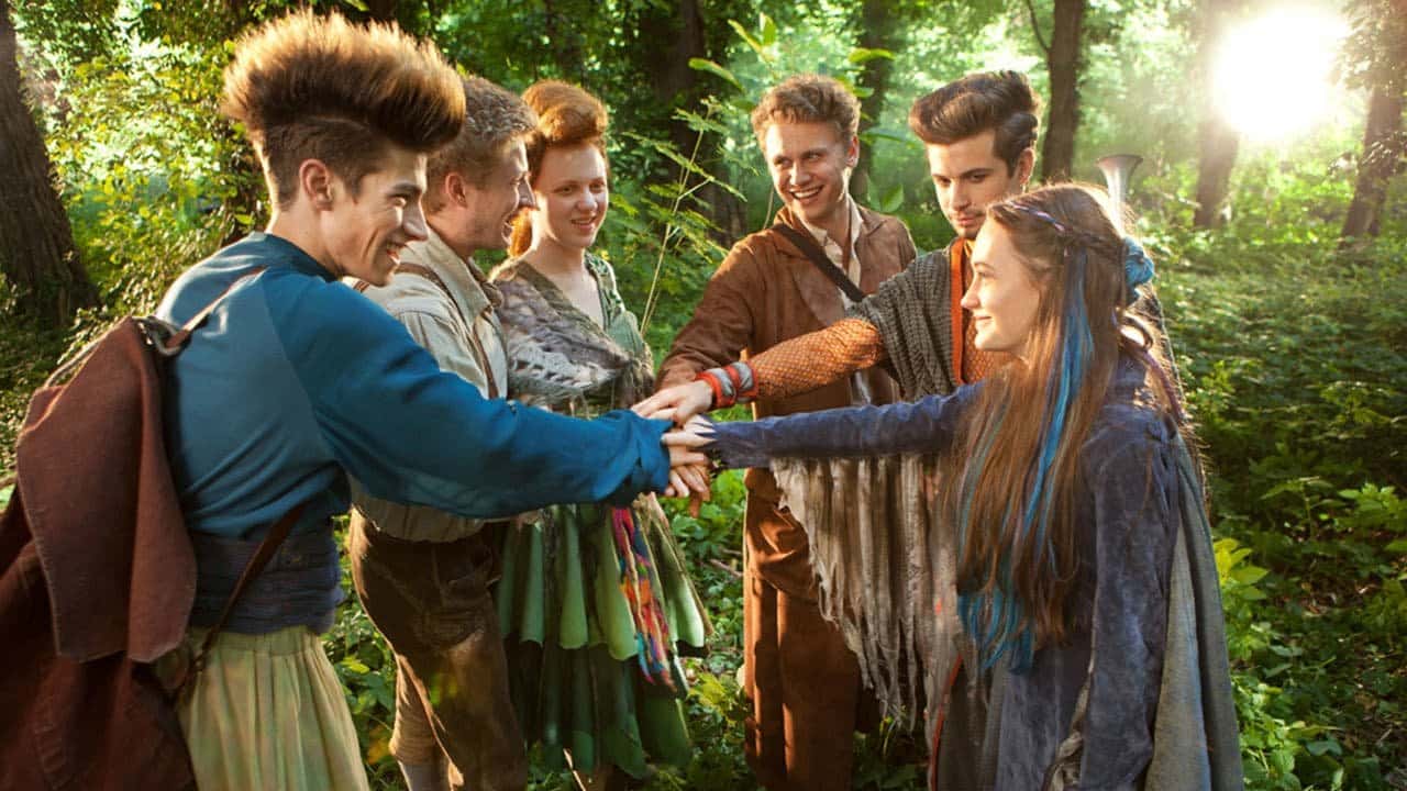 Кадр з фільму Шестеро весь світ обійдуть (2014)