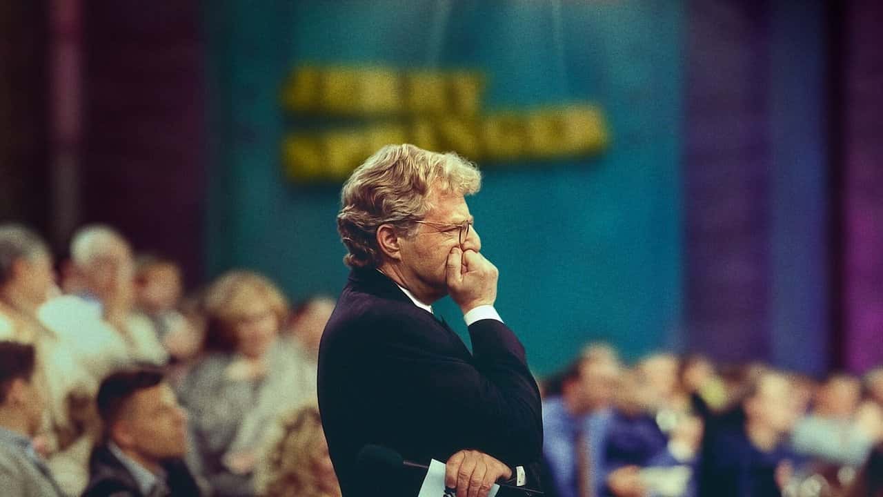 Кадр із серіалу Джеррі Спрінґер: Бійки, камера, мотор (2025)