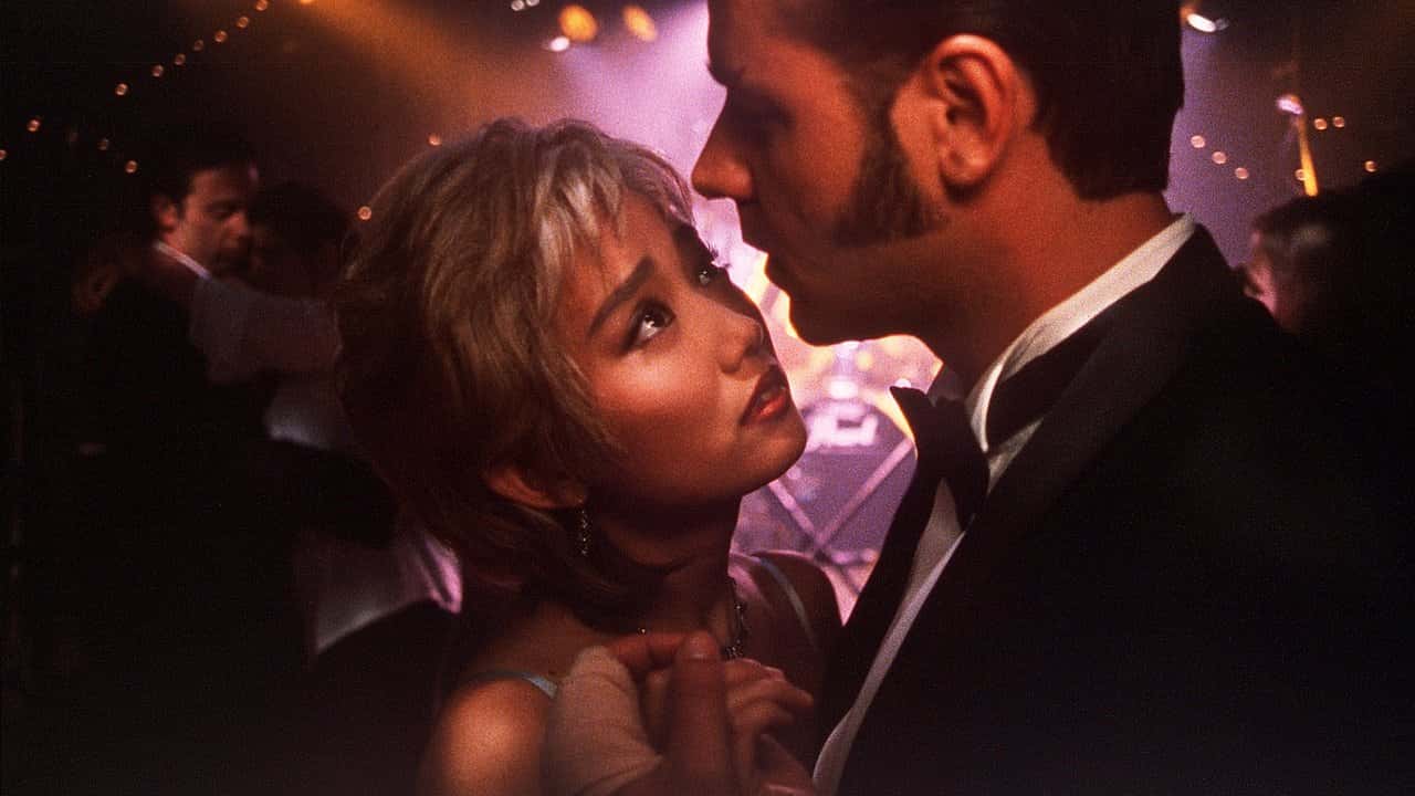 Кадр з фільму Небеса у вогні (1997)