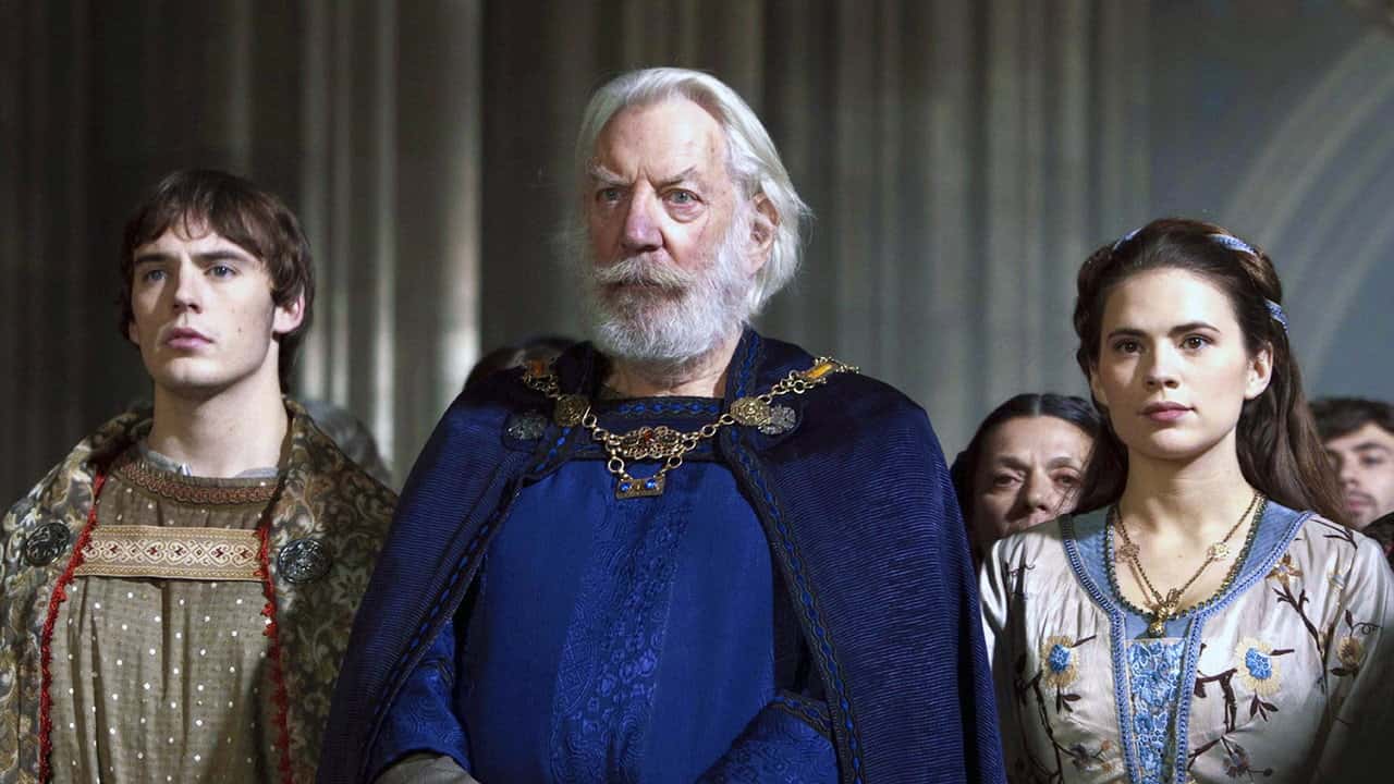 Кадр із серіалу Стовпи землі (2010)