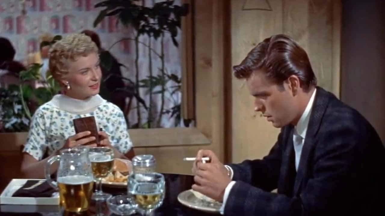 Кадр з фільму Поцілунок перед смертю (1956)