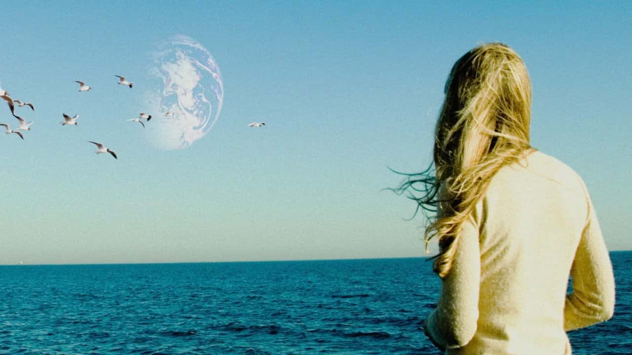 Кадр з фільму Інша Земля (2011)