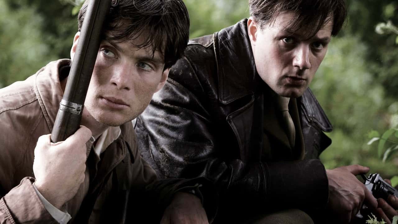 Кадр з фільму Вітер, що гойдає верес (2006)
