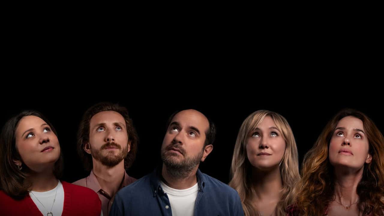 Кадр із серіалу Отже (2011)