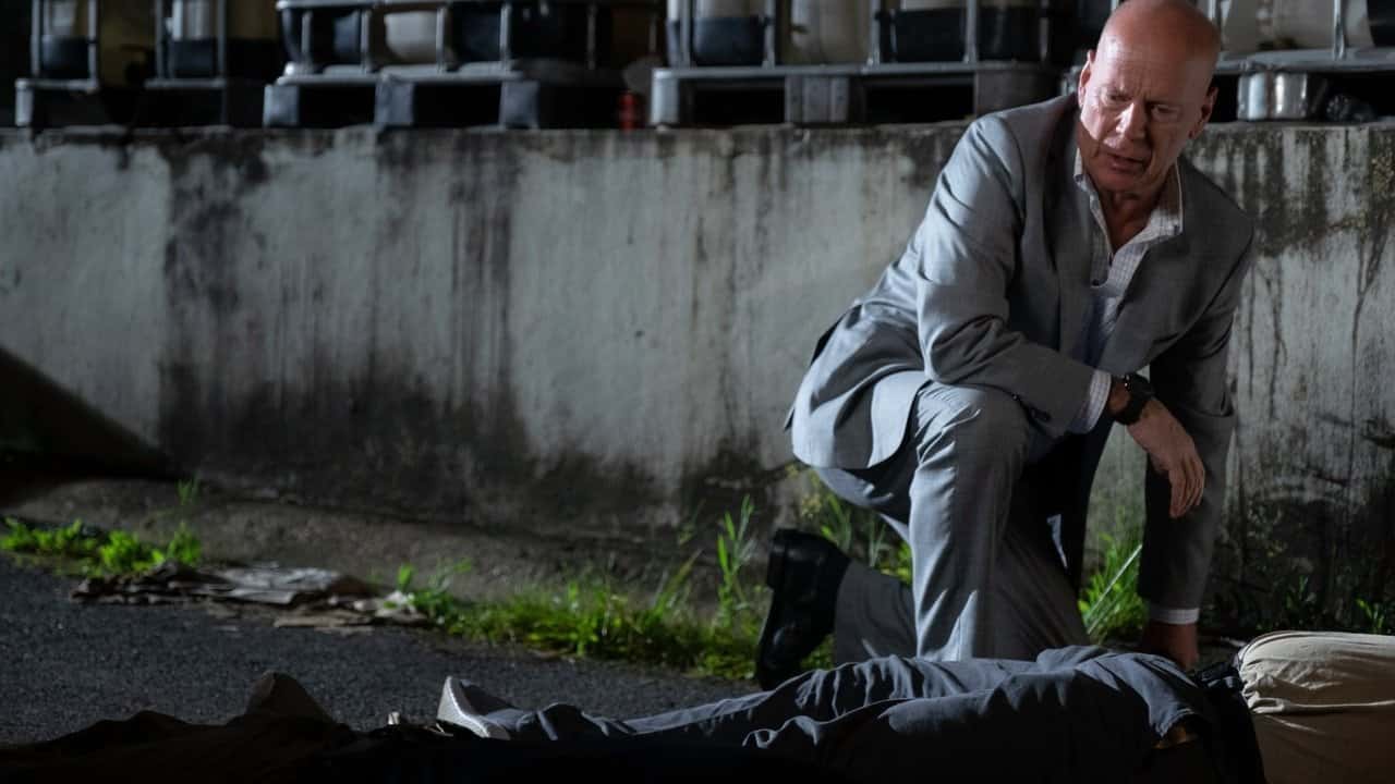 Кадр з фільму В облозі (2019)