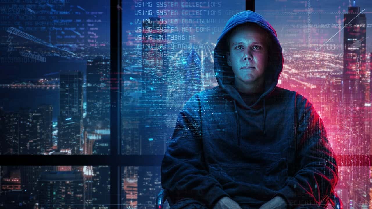 Кадр із серіалу Найрозшукуваніший: Підліток-хакер (2025)
