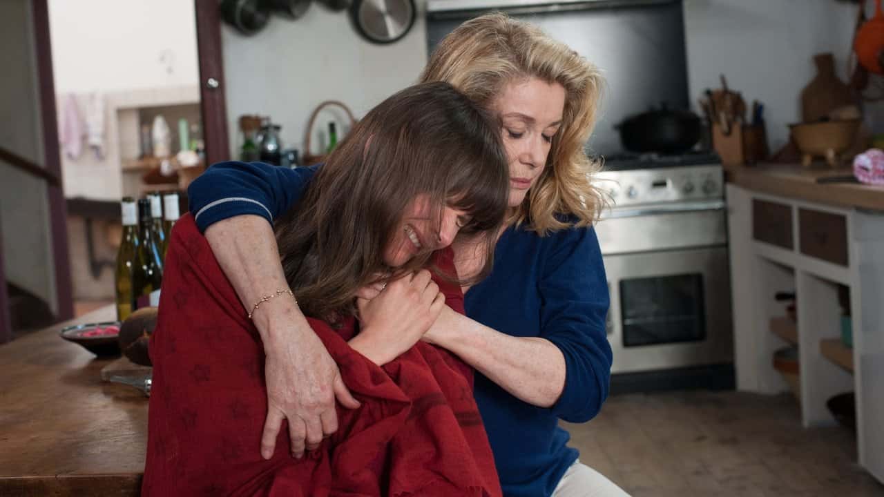 Кадр з фільму По сигарети (2013)
