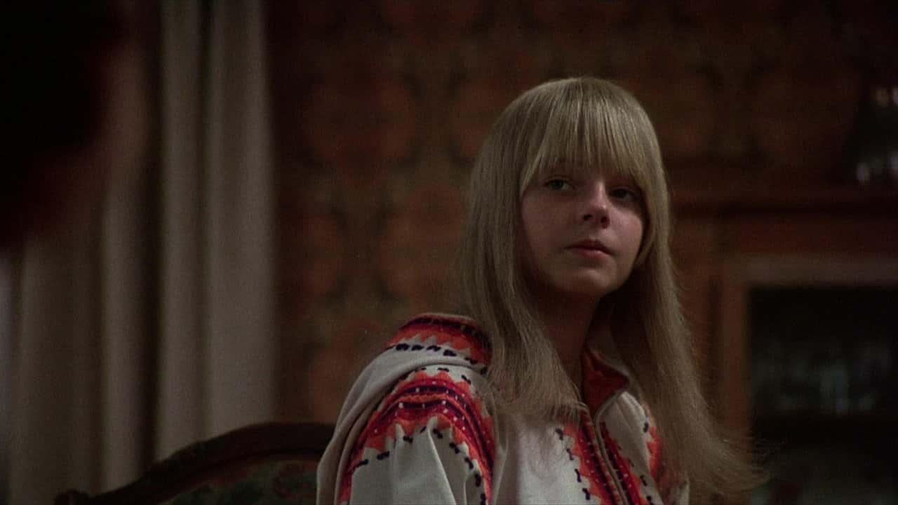 Кадр з фільму Дівчинка, що живе в кінці провулка (1976)
