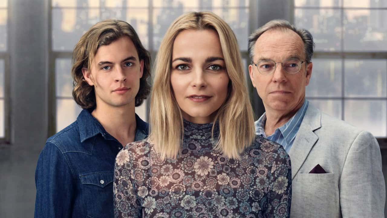 Кадр із серіалу Люби мене (2021)
