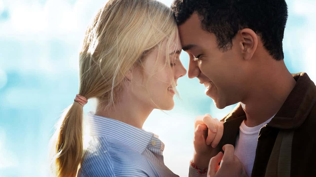 Кадр з фільму Усі яскраві місця (2020)