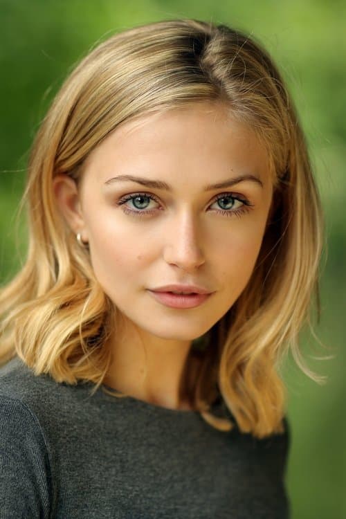 Фото Sophie Simnett