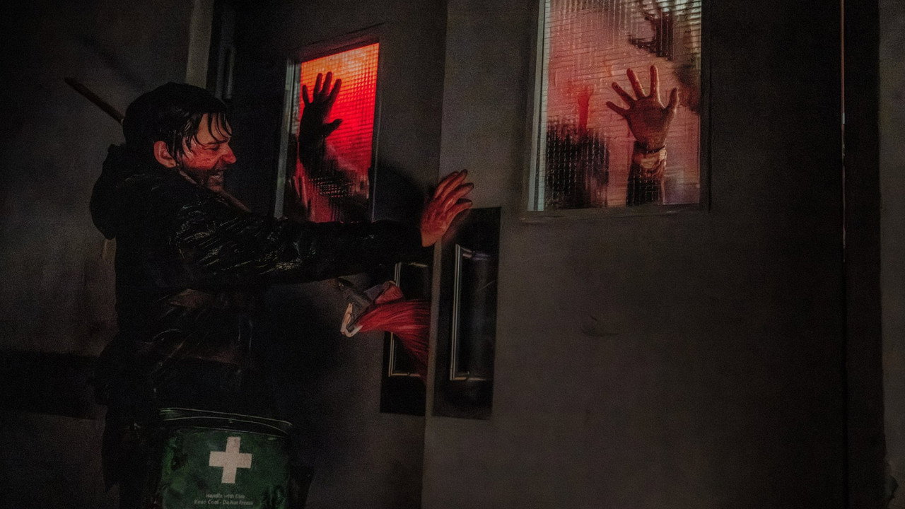Кадр з фільму «Resident Evil» — Браян з медичною аптечкою біля закривавлених вікон